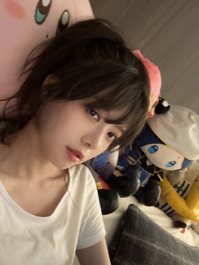 骆歆晒照：跟jinx v 小蛋糕一起玩，怎么说一家三口谁最丑？