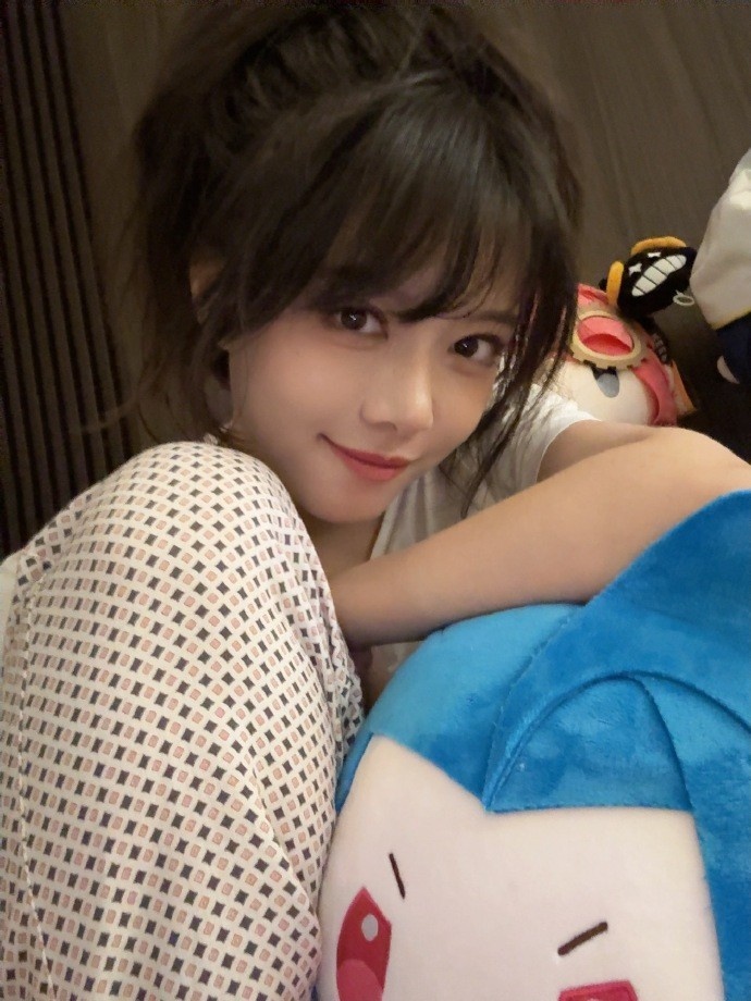 骆歆晒照：跟jinx v 小蛋糕一起玩，怎么说一家三口谁最丑？