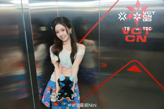 无畏契约主持人戈曼妮晒照：这周的风格很不一样！滋滋X特工队