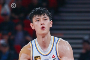 曾凡博与篮网签下E10合同，冲击NBA梦想
