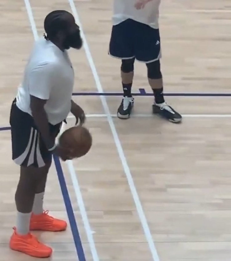 登哥胖了？😂美媒调侃：哈登在中国肯定吃遍了所有的自助餐🥢