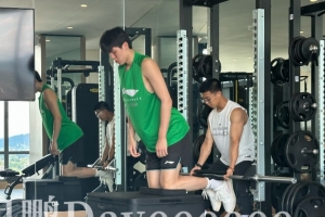 体能师兼翻译Chris陪伴杨瀚森训练