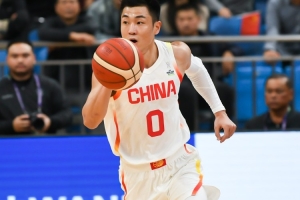 中国男篮险胜沙特 93-88，胡金秋表现抢眼