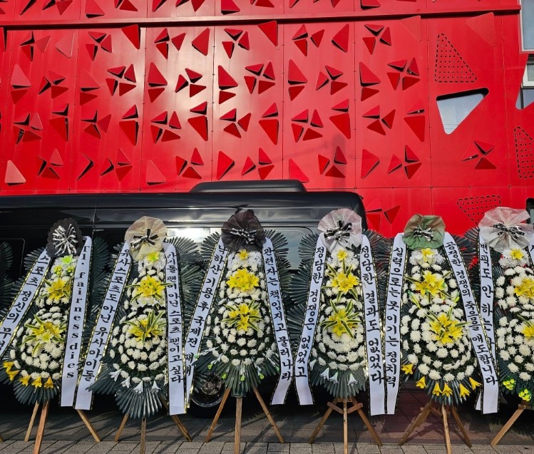 😱T1粉丝送花圈：目标不是冠军的选手请出去 无能的教练辞职！