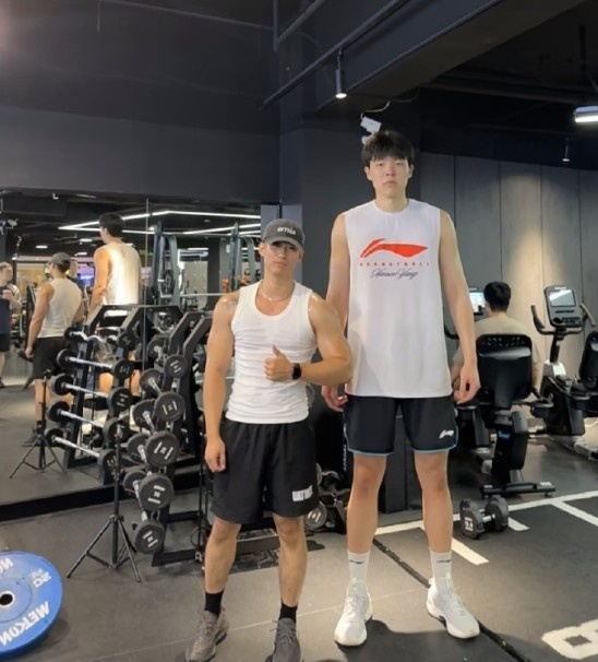 [体育世界]快归队了也不忘训练！媒体人晒杨瀚森在佛山健身房组图(图2)
