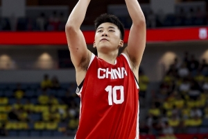 王俊杰亚洲杯表现抢眼 中国队首战韩国领先