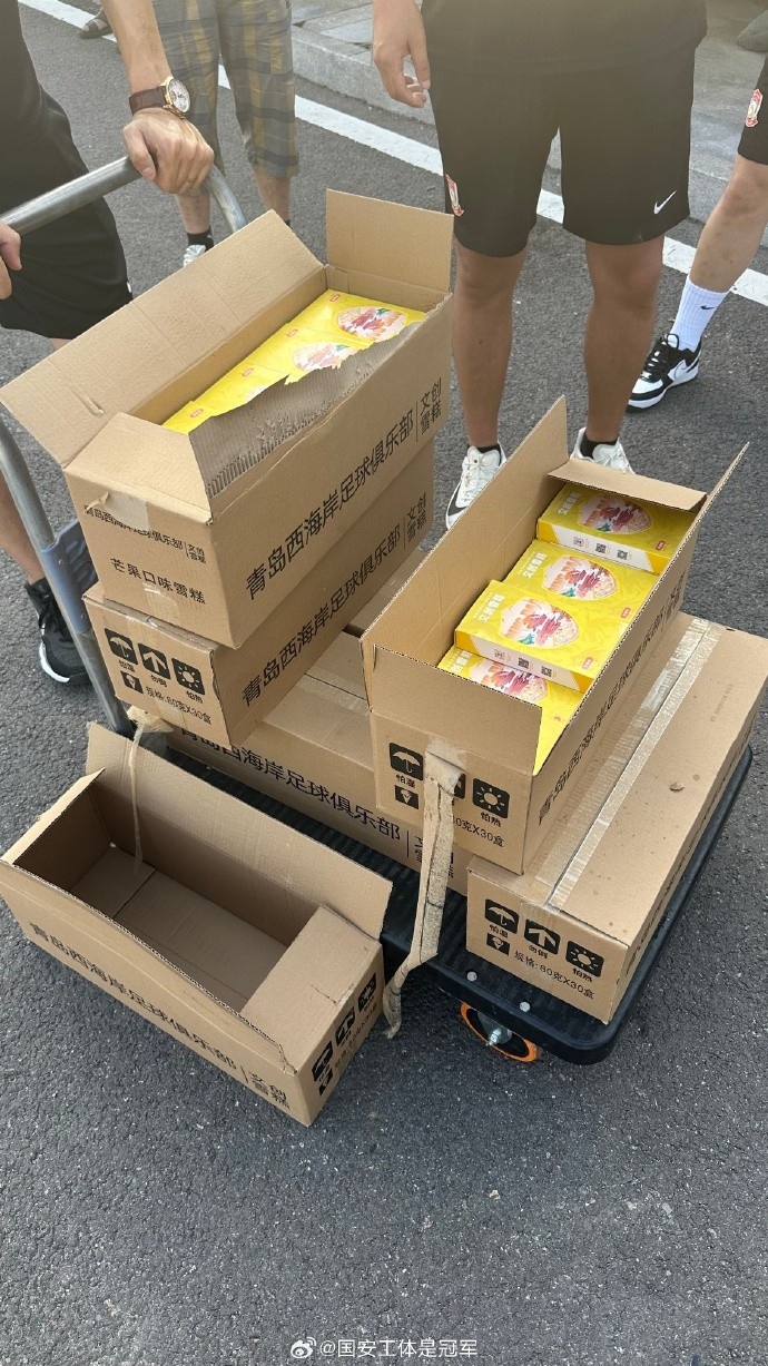 [球迷报道]其乐融融！青岛西海岸吉祥物赛前为国安远征球迷送上雪糕(图2)