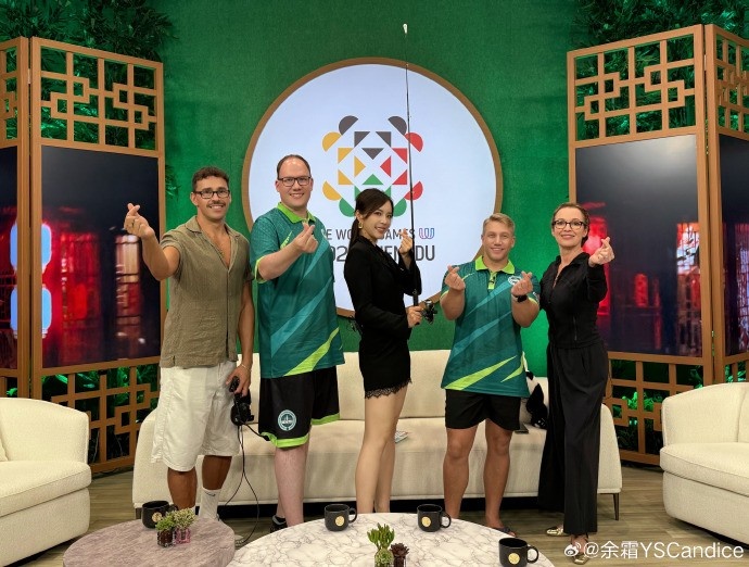 余霜晒成都世运会幕后人员合照：还有最后一天！明天闭幕式见啦
