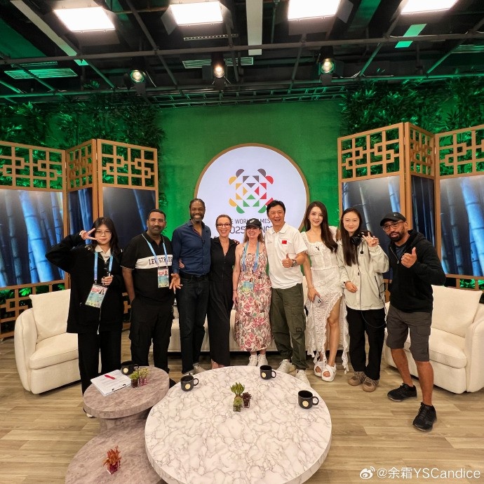 余霜晒成都世运会幕后人员合照：还有最后一天！明天闭幕式见啦