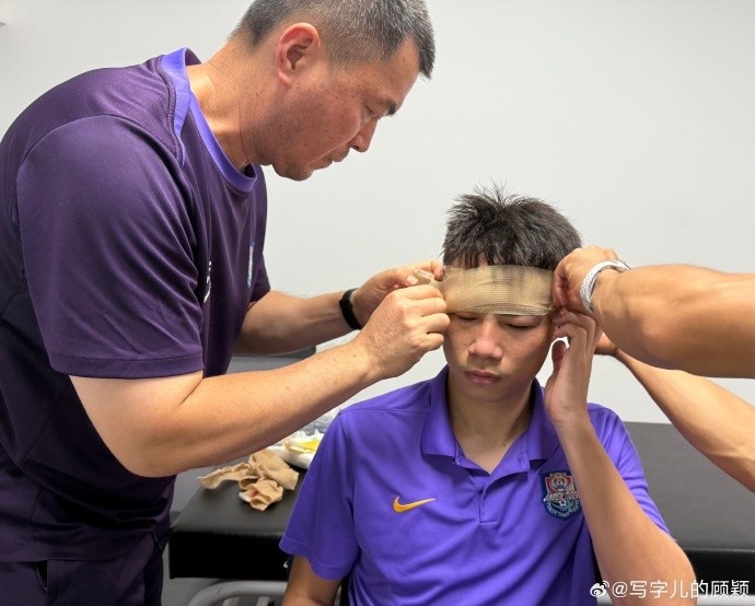 [足球]记者：杨帆眉骨赛后缝了4针，看侧脸都能看出拧着眉毛(图1)