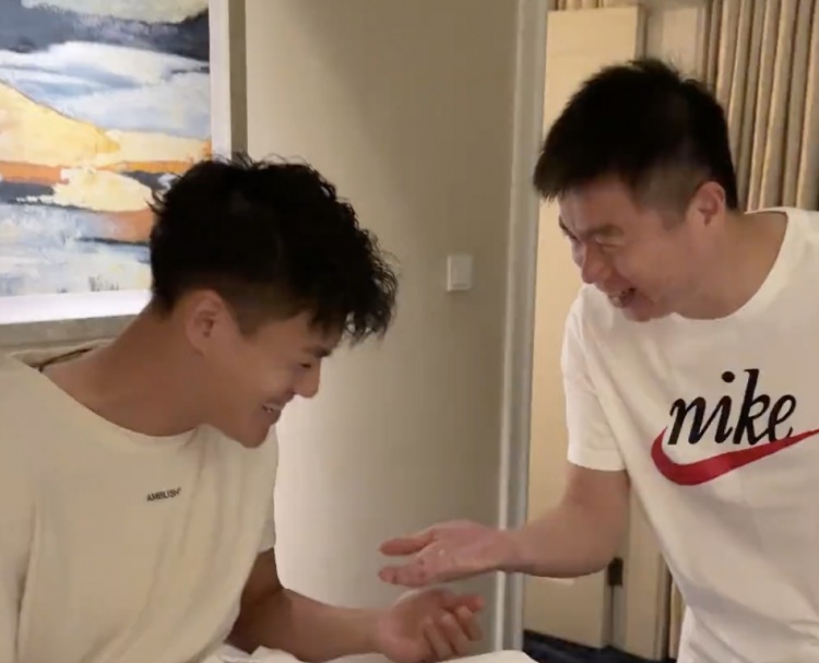 找到了！于根伟社媒：带领全队为王献均找门牙，两颗中找到一颗