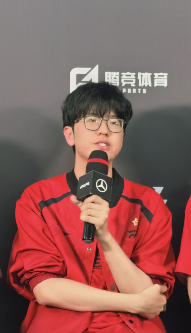 Jiejie谈加入FPX：个人还是想留在赛场 正巧FPX向我抛出了橄榄枝