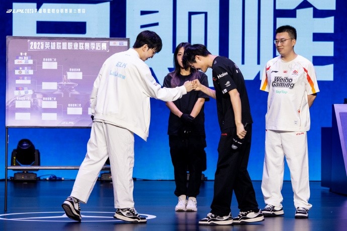 LPL分享选队仪式返图：队长们的帅气时刻，还有碰拳瞬间抓拍