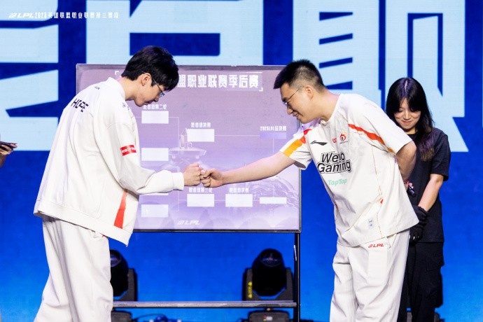 LPL分享选队仪式返图：队长们的帅气时刻，还有碰拳瞬间抓拍