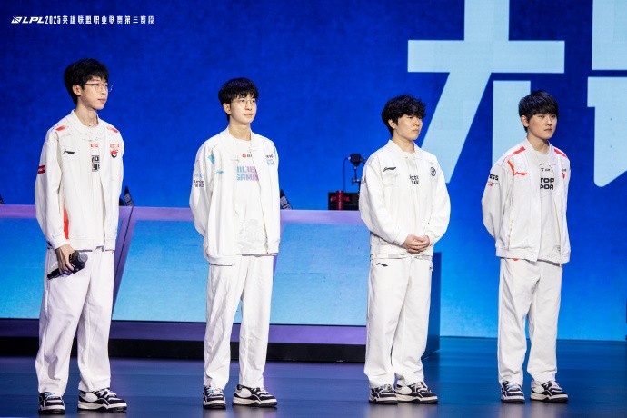 LPL分享选队仪式返图：队长们的帅气时刻，还有碰拳瞬间抓拍