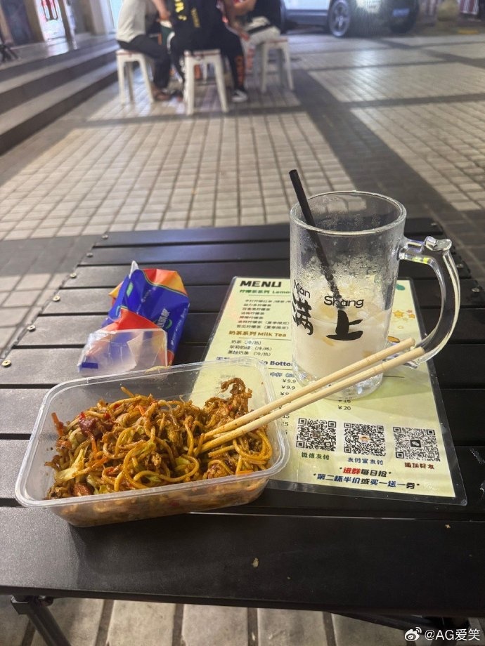 爱笑晒AL赛后聚餐图：狠狠吃！兄弟们继续加油！