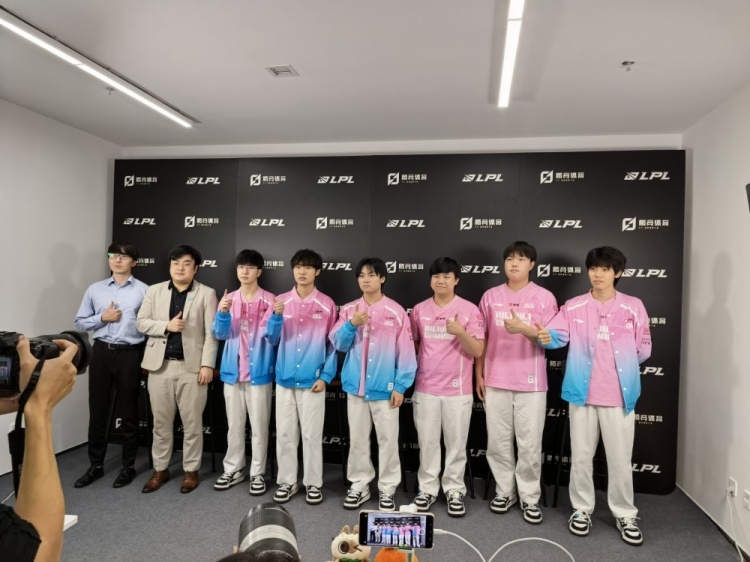 Bin哥怎么这么谦虚？Knight：希望世界赛发挥好点把冠军留在中国