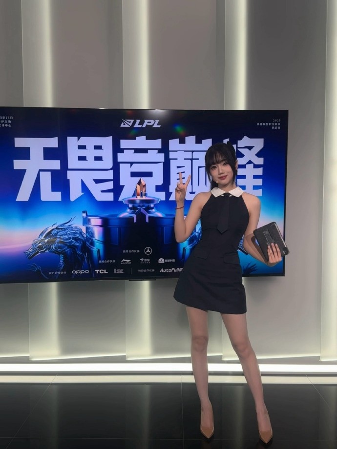 主持十月晒工作照：恭喜！BLG！强者对话真好看吧！
