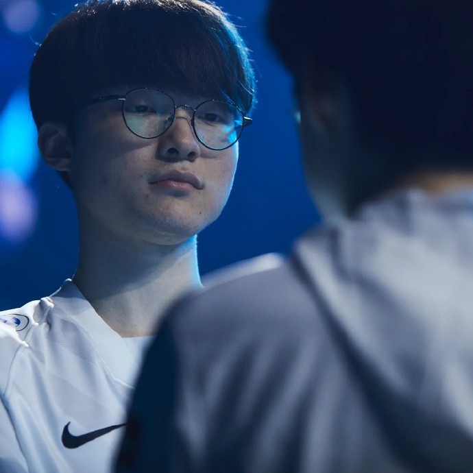 T1对战DK赛前，LOL官方分享ShowMaker&Faker并配文：今天