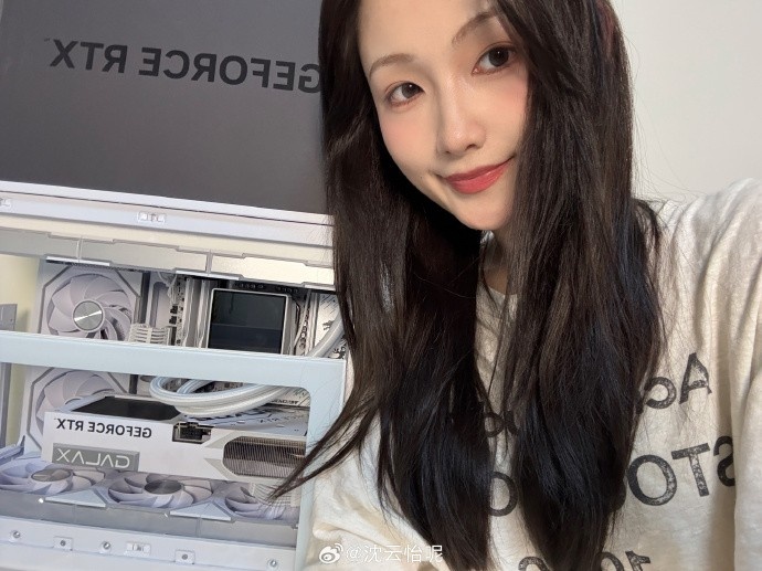 主持人沈云仪晒照：终于收到青蛙的💻了！感谢老板姿态 无敌了