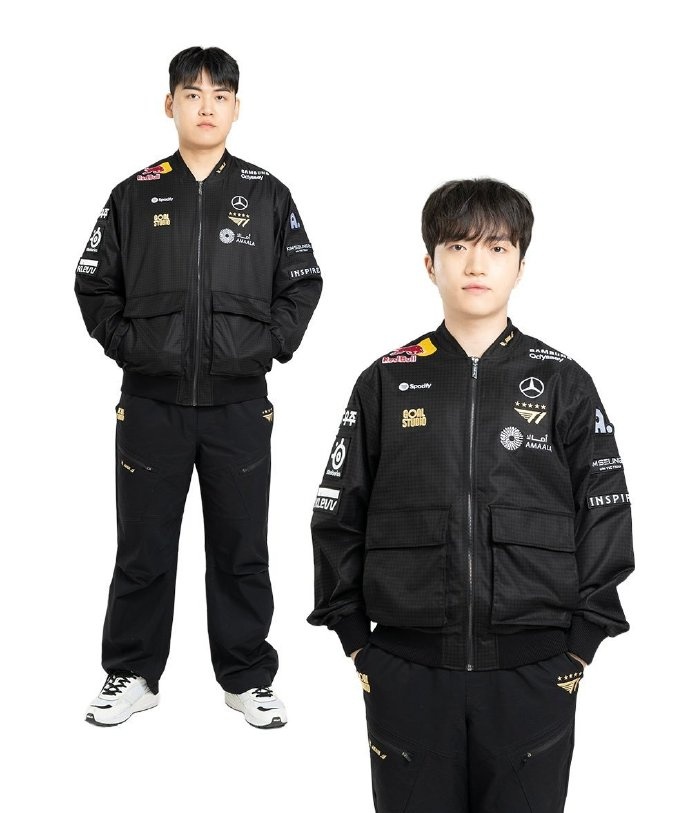 T1队服展示被吐槽：短袖可以外套不好看啊 感觉下摆剪裁很臃肿