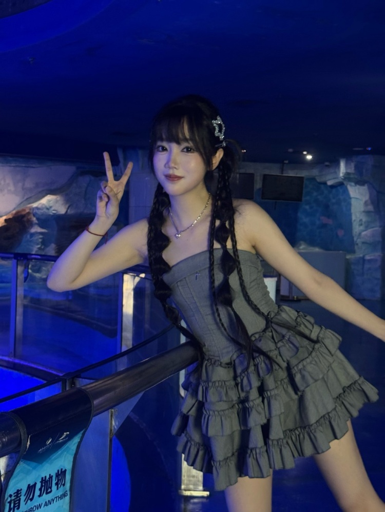 LPL官方主持十月分享照片：在海里沉溺🥰
