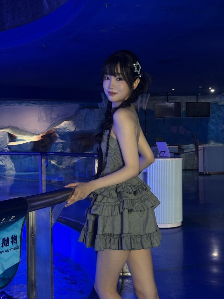 LPL官方主持十月分享照片：在海里沉溺🥰