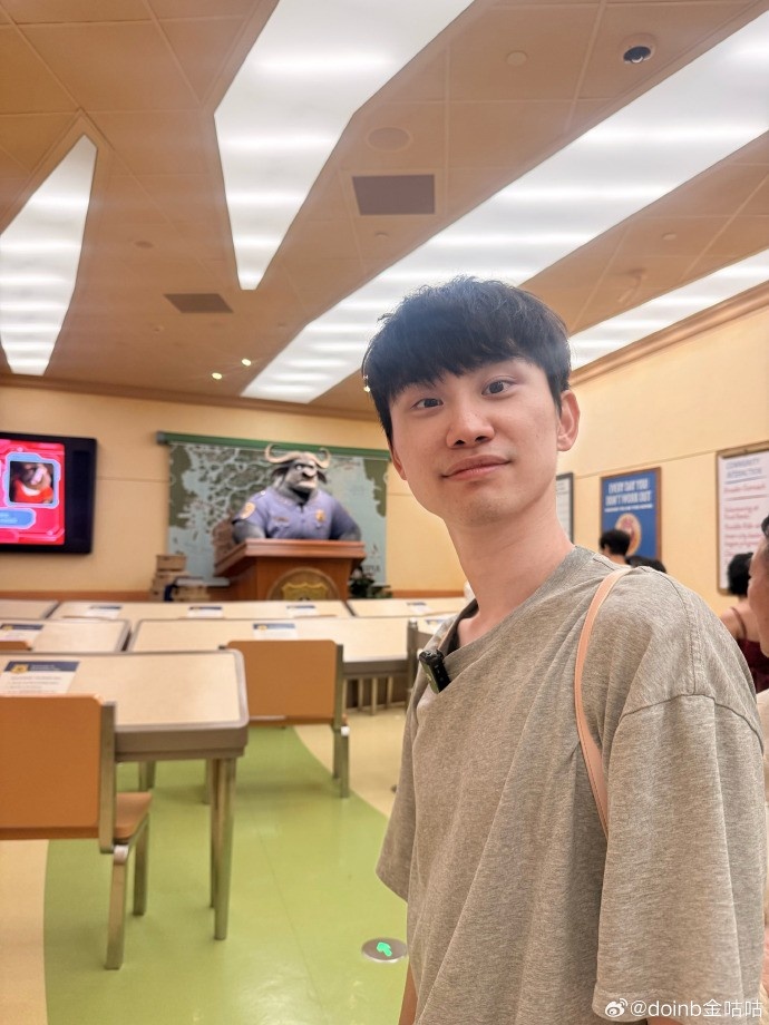 doinb分享带娃出游照：玛雅公主回家了