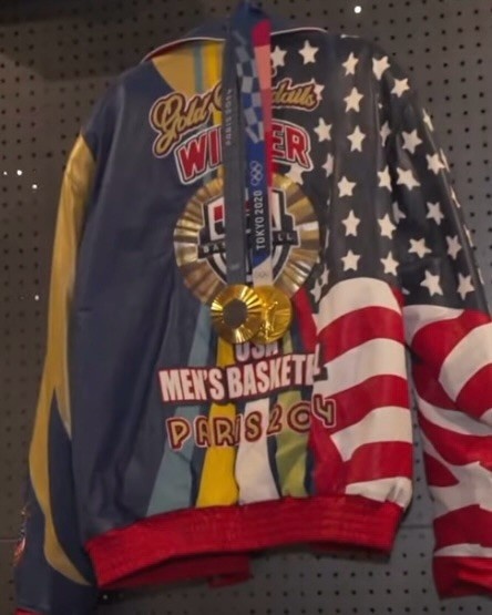 【球盟会】甲亢哥直播参观布克的收藏仓库!各种稀有球鞋+老爷车收藏!