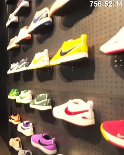 【球盟会】甲亢哥直播参观布克的收藏仓库!各种稀有球鞋+老爷车收藏!