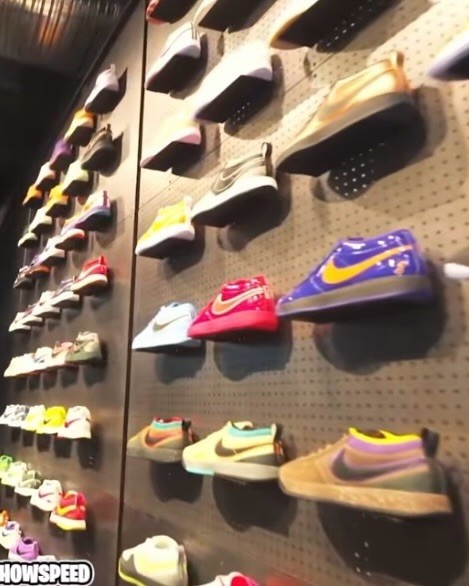 【球盟会】甲亢哥直播参观布克的收藏仓库!各种稀有球鞋+老爷车收藏!