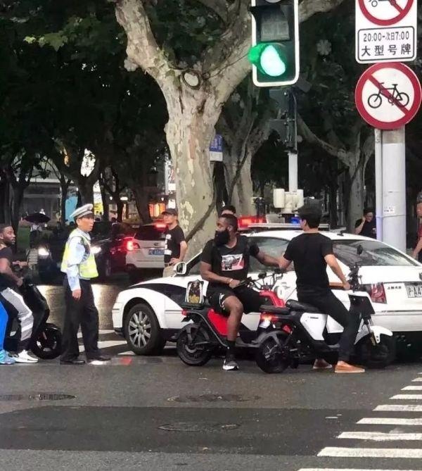 【球盟会】又被拦了！快船球星哈登在拍摄Netflix纪录片期间开车被警察拦下