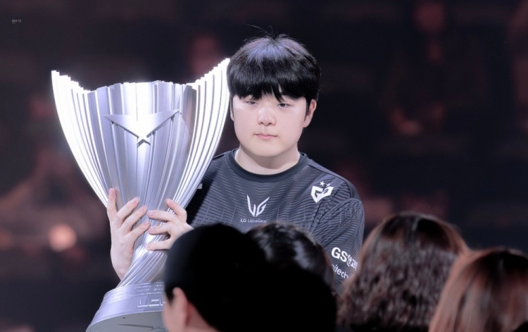Ruler更新ins晒队友捧杯照片：250928 LCK决赛