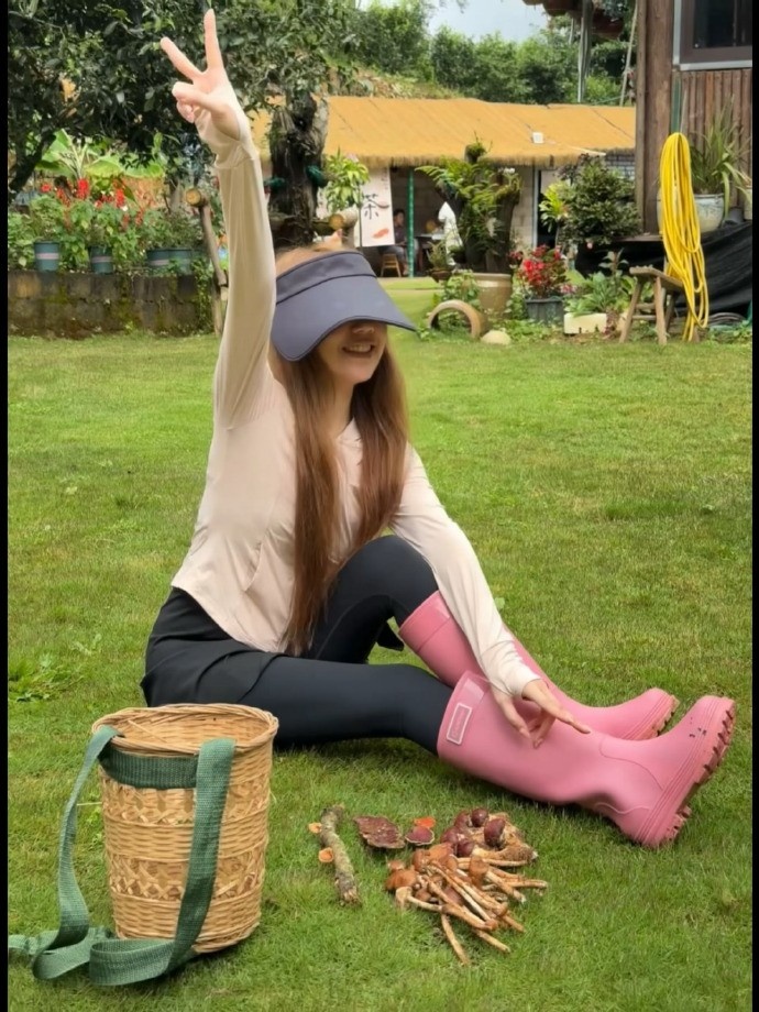 主持人BaoBao晒旅游照：大自然和美食治愈一切