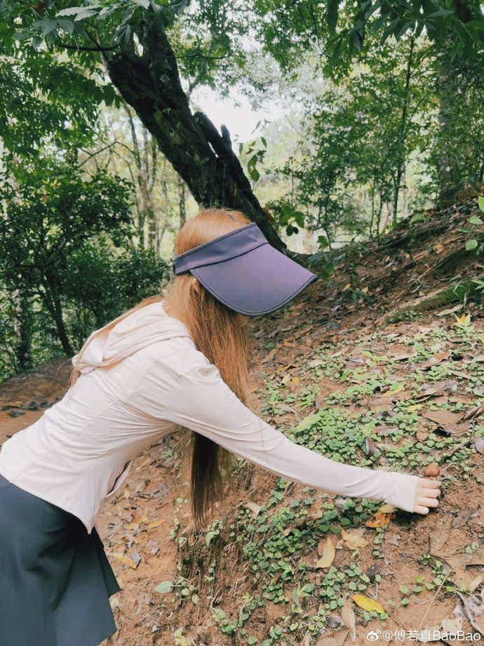 主持人BaoBao晒旅游照：大自然和美食治愈一切