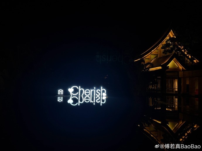 主持人BaoBao晒旅游照：大自然和美食治愈一切