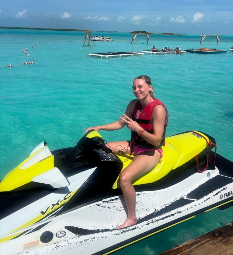 【球盟会】又美又飒！佩奇在社媒晒海边度假美照 秀烧烤技艺