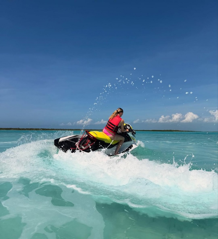 【球盟会】又美又飒！佩奇在社媒晒海边度假美照 秀烧烤技艺