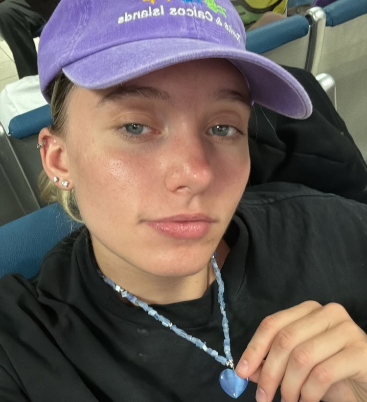 【球盟会】又美又飒！佩奇在社媒晒海边度假美照 秀烧烤技艺