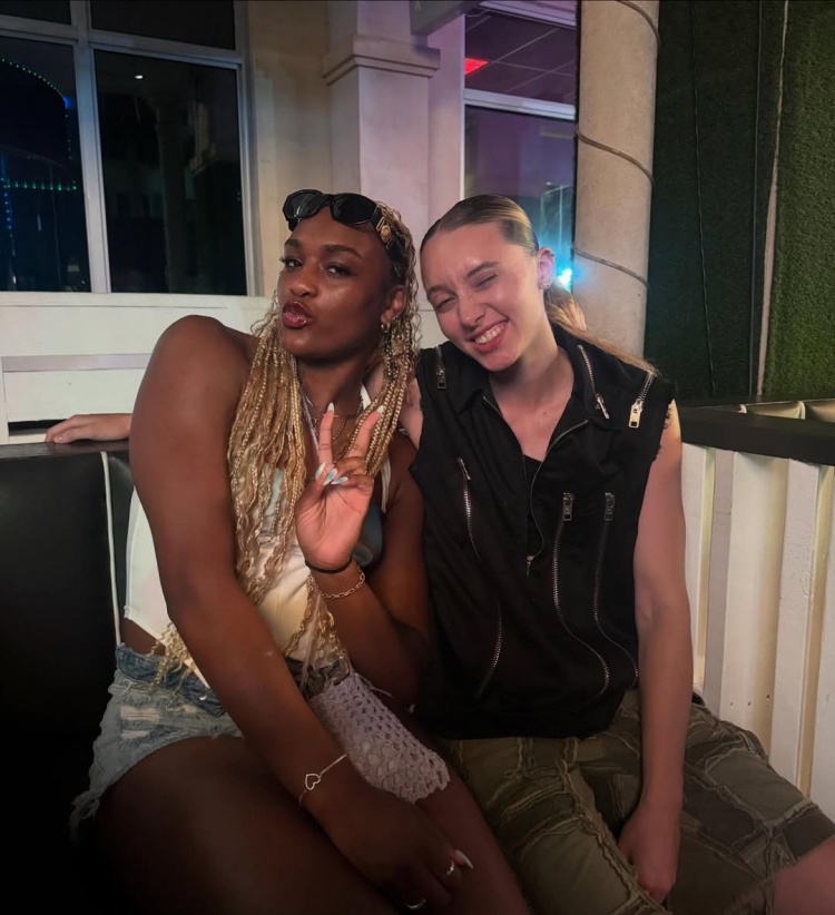 【球盟会】又美又飒！佩奇在社媒晒海边度假美照 秀烧烤技艺