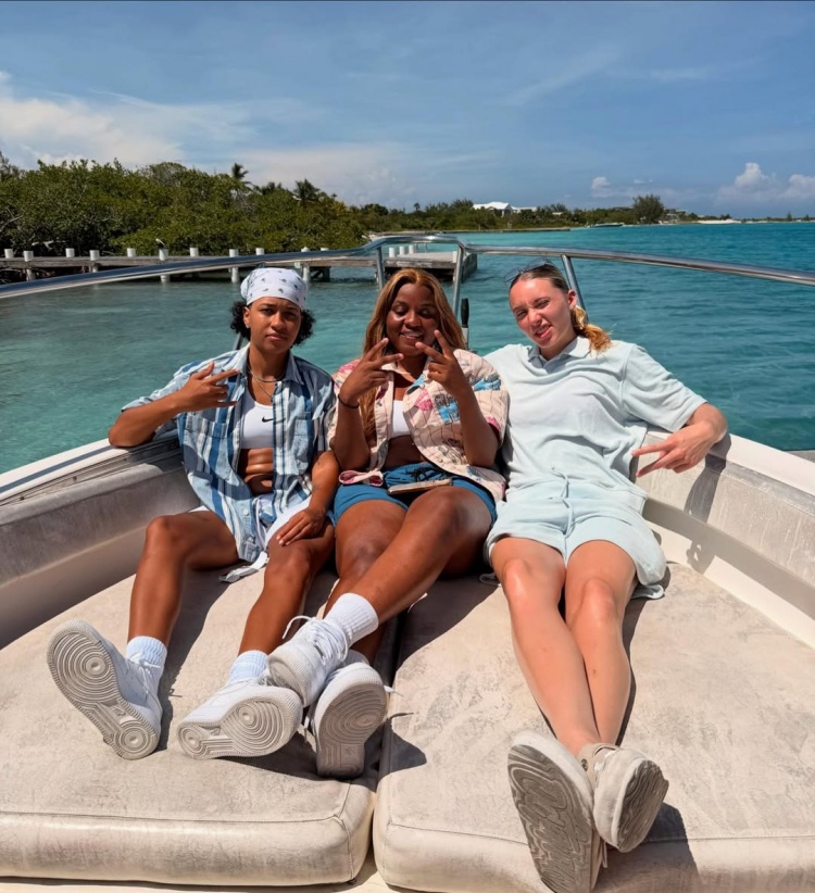 【球盟会】又美又飒！佩奇在社媒晒海边度假美照 秀烧烤技艺