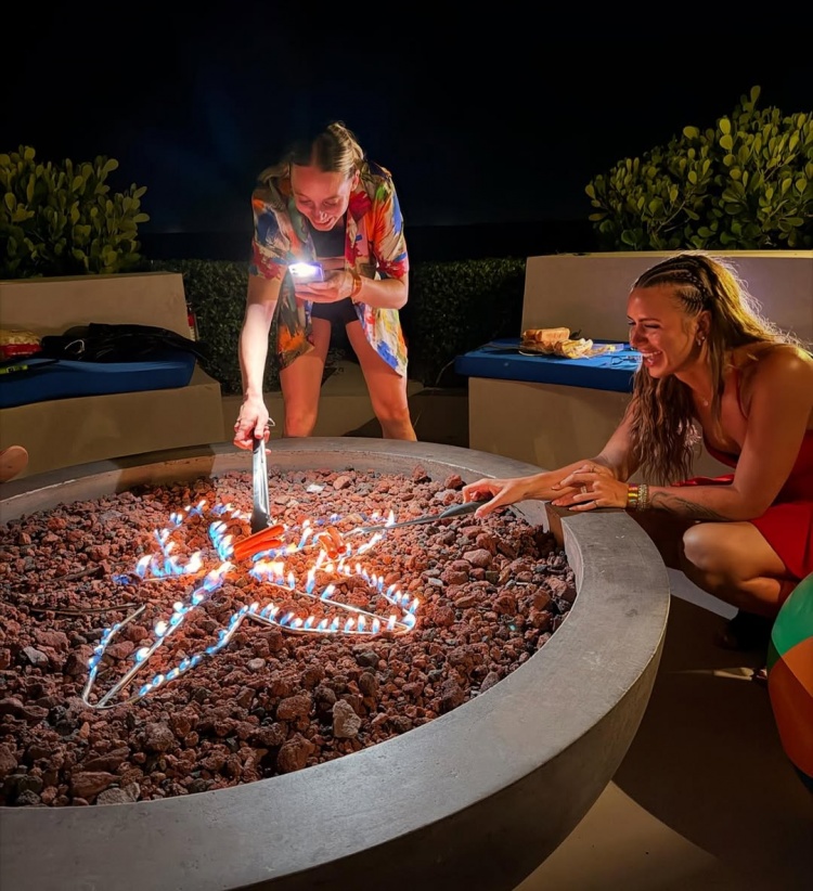 【球盟会】又美又飒！佩奇在社媒晒海边度假美照 秀烧烤技艺