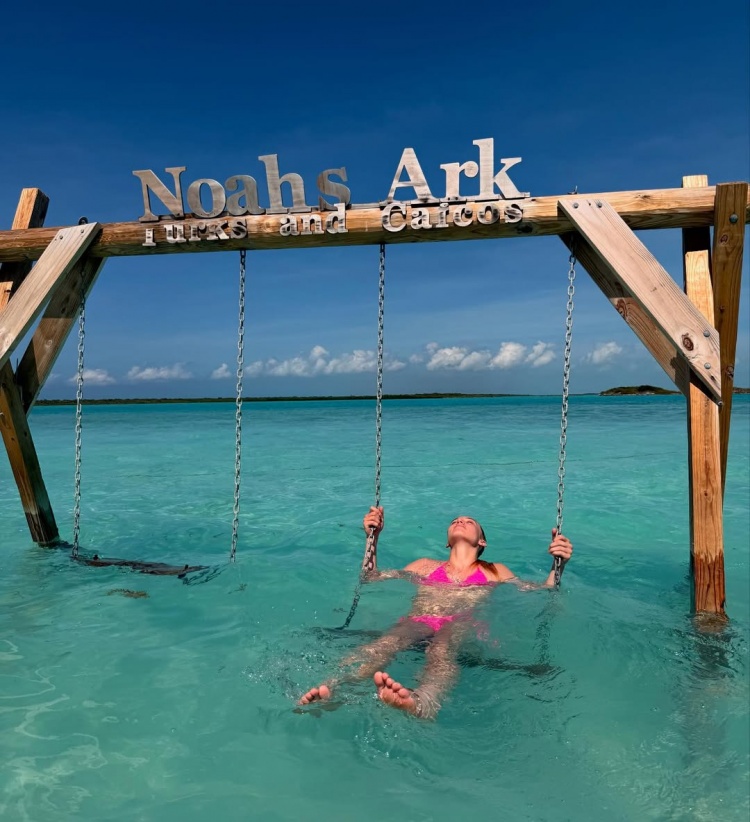 【球盟会】又美又飒！佩奇在社媒晒海边度假美照 秀烧烤技艺