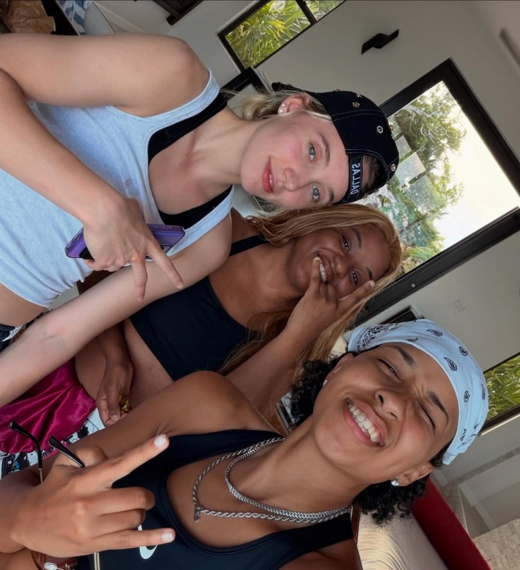 【球盟会】又美又飒！佩奇在社媒晒海边度假美照 秀烧烤技艺