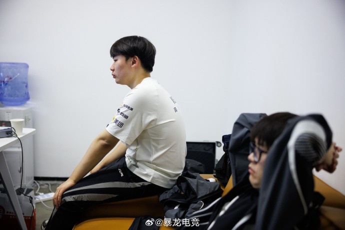 媒体发布IG不敌T1赛后返图 配文：今年辛苦了