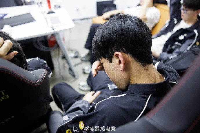 媒体发布IG不敌T1赛后返图 配文：今年辛苦了