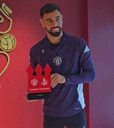 【QY球友会】当选曼联9月最佳!B费在曼联基地领取了队内最佳奖