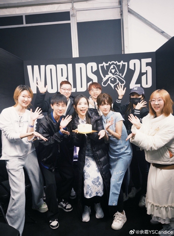 余霜分享生活与工作照：⚗️是拥有很多很多爱的一天！！