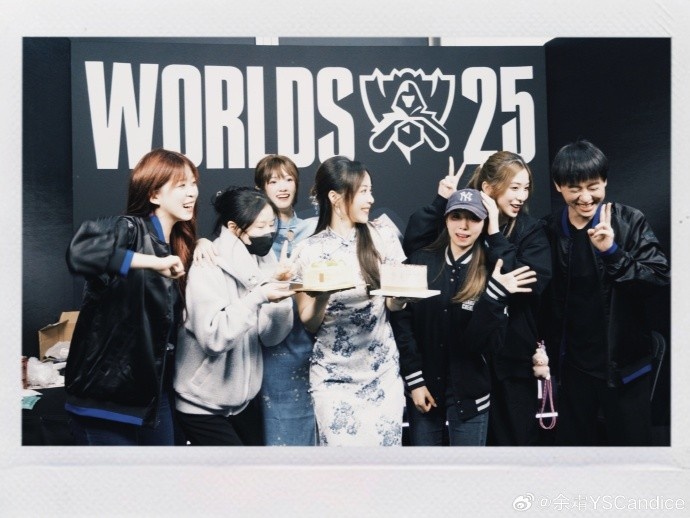 余霜分享生活与工作照：⚗️是拥有很多很多爱的一天！！