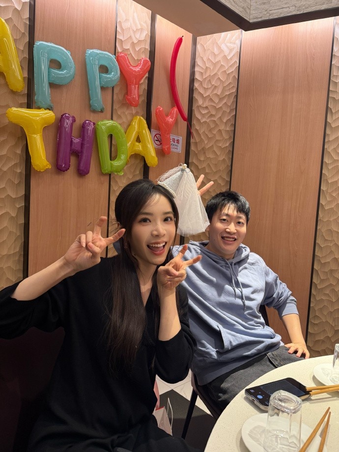 余霜分享生活与工作照：⚗️是拥有很多很多爱的一天！！